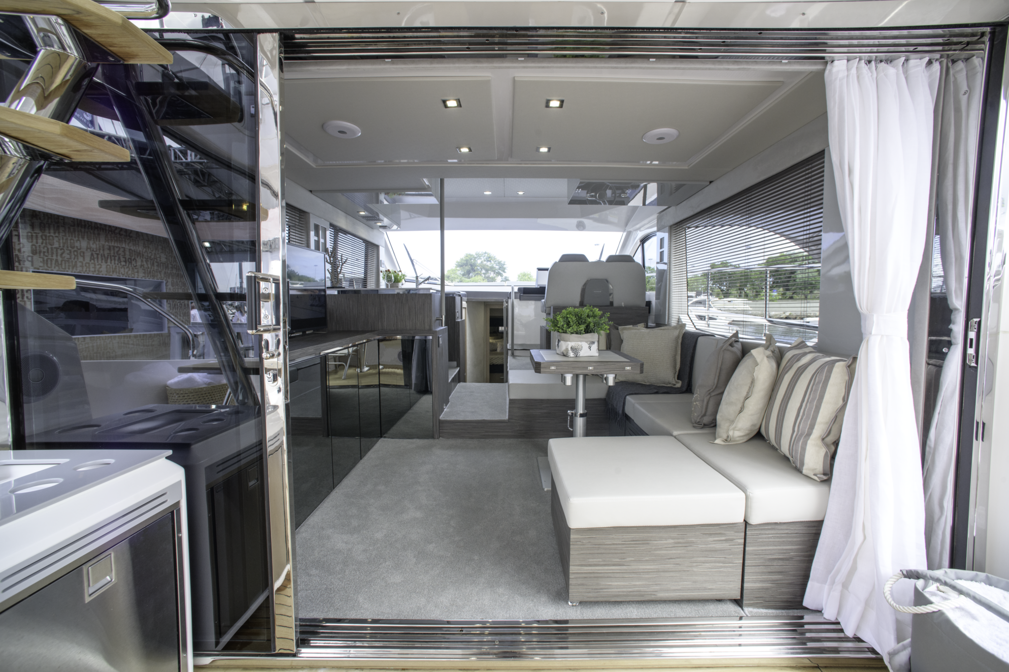 Sessa F48 INT_VAZ6383